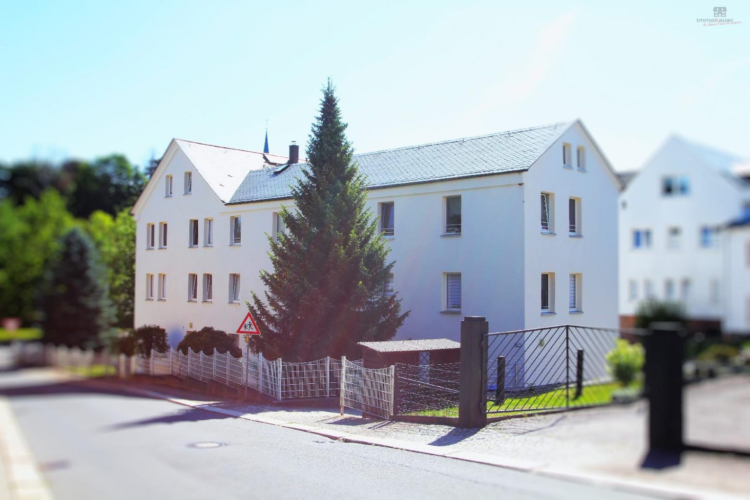 Hausansicht mit Zufahrt