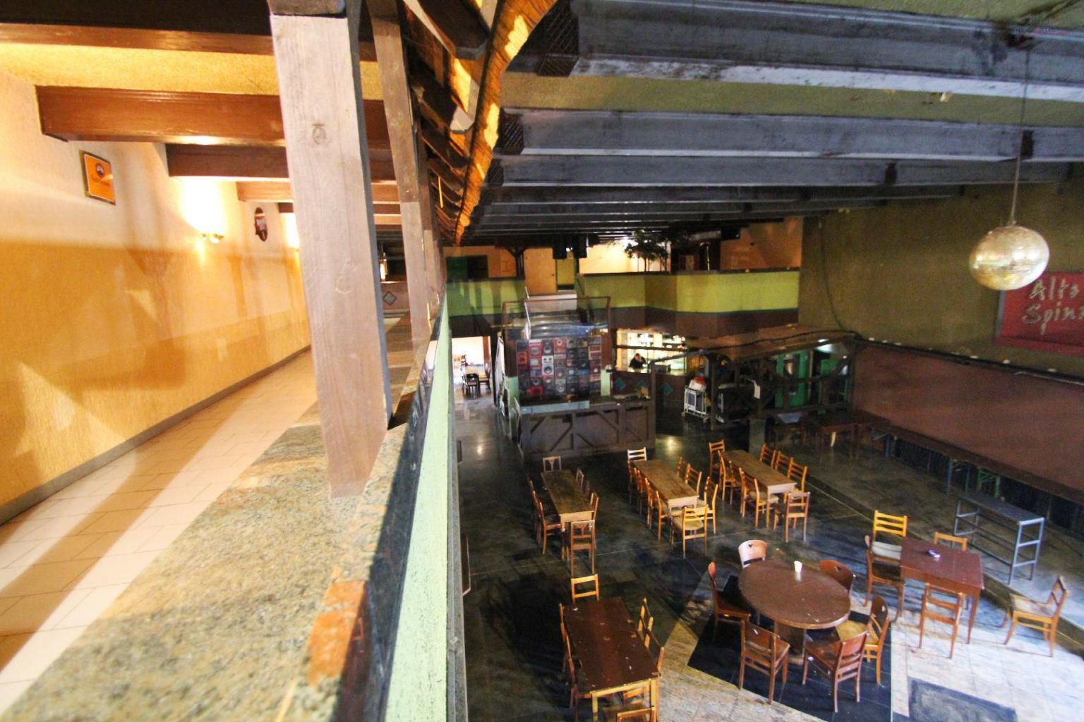 Blick ins EG mit Bar