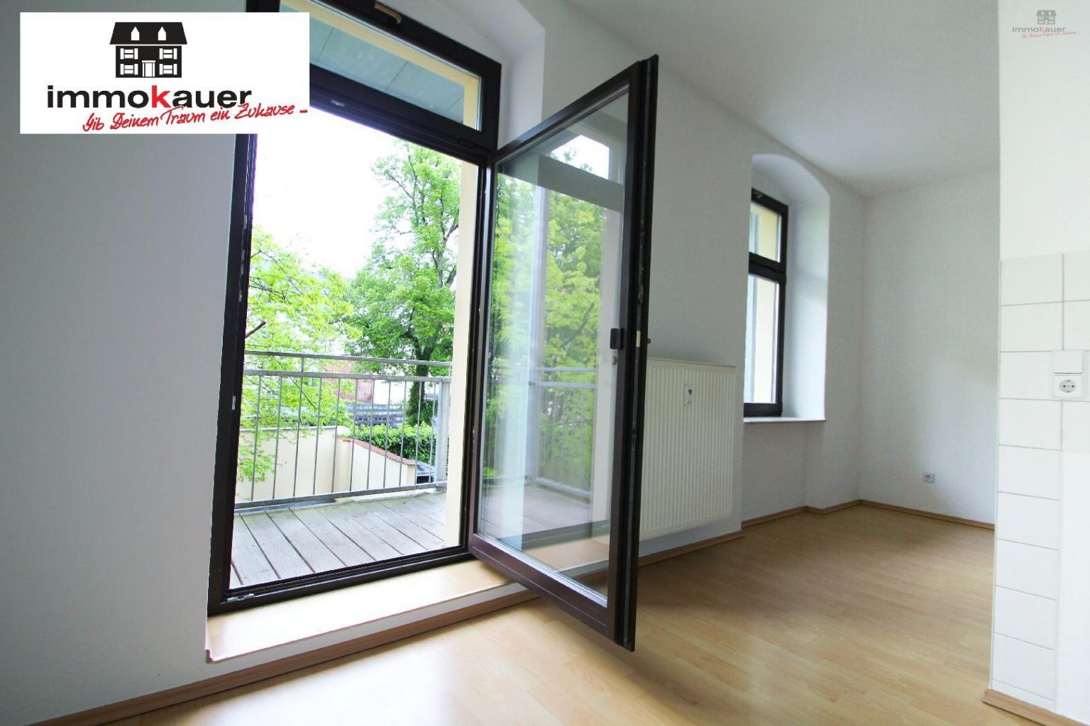 Küche mit Austritt zum Balkon