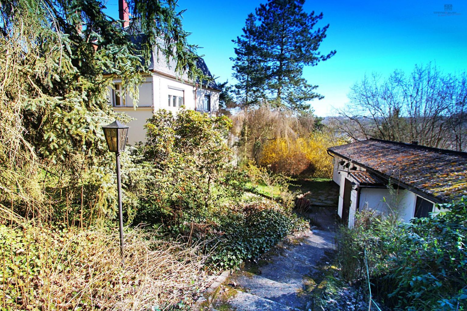 Haus und Nebengebäude