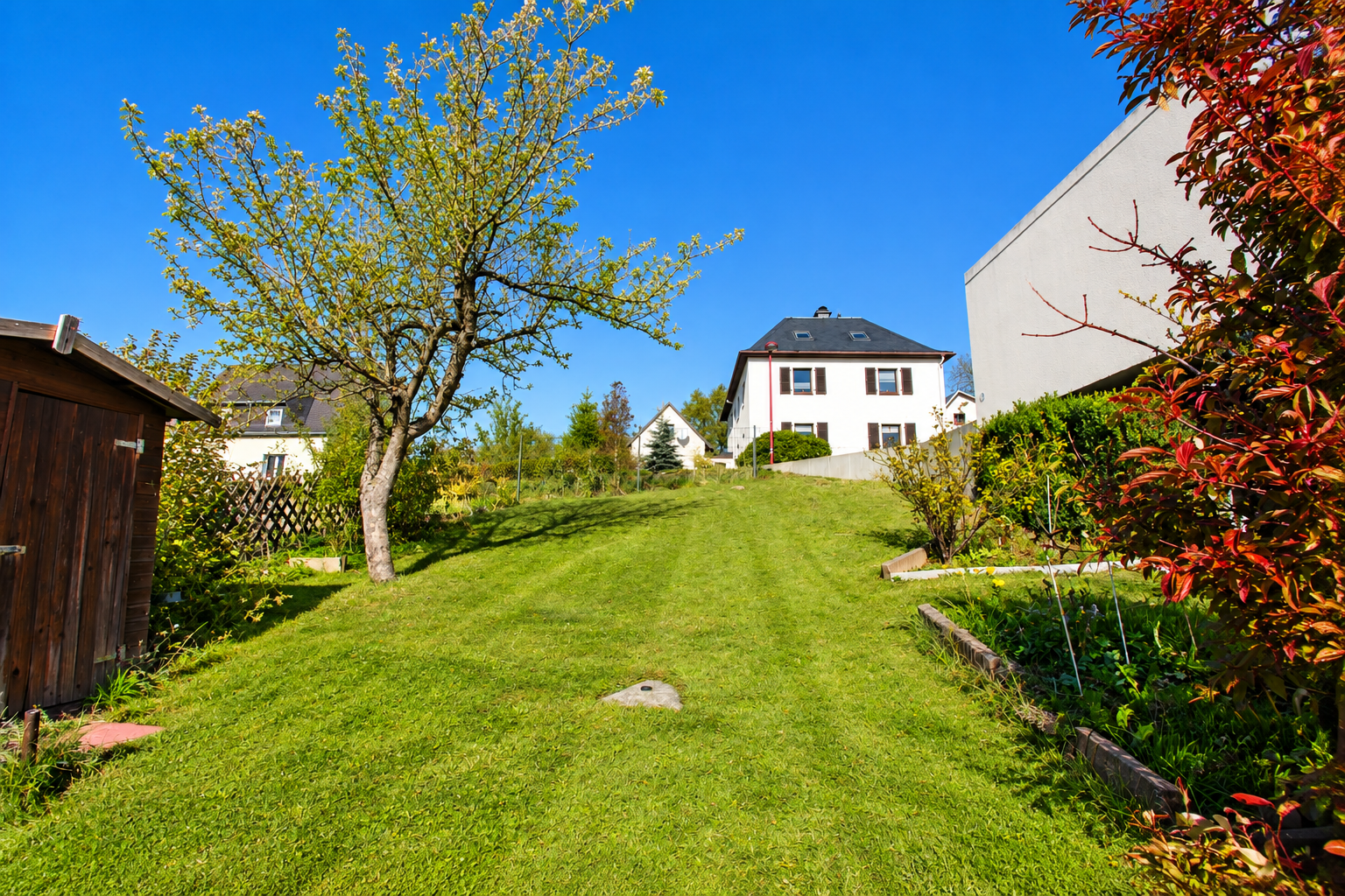 Idyllischer Gartenblick am Hang