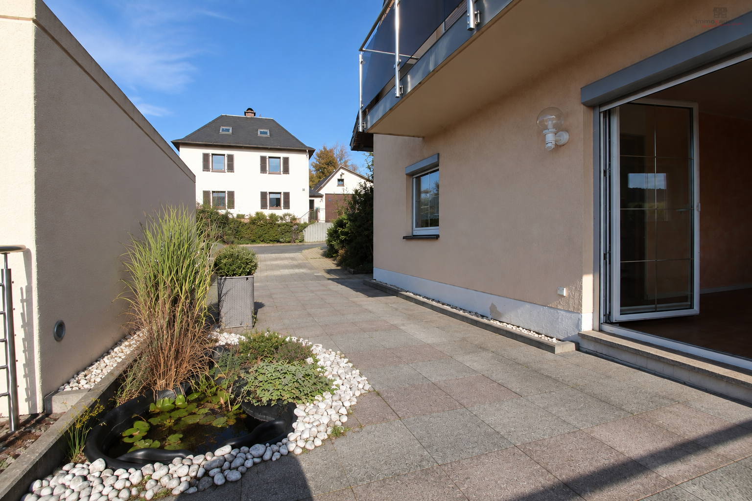 Terrasse mit Gartenteich