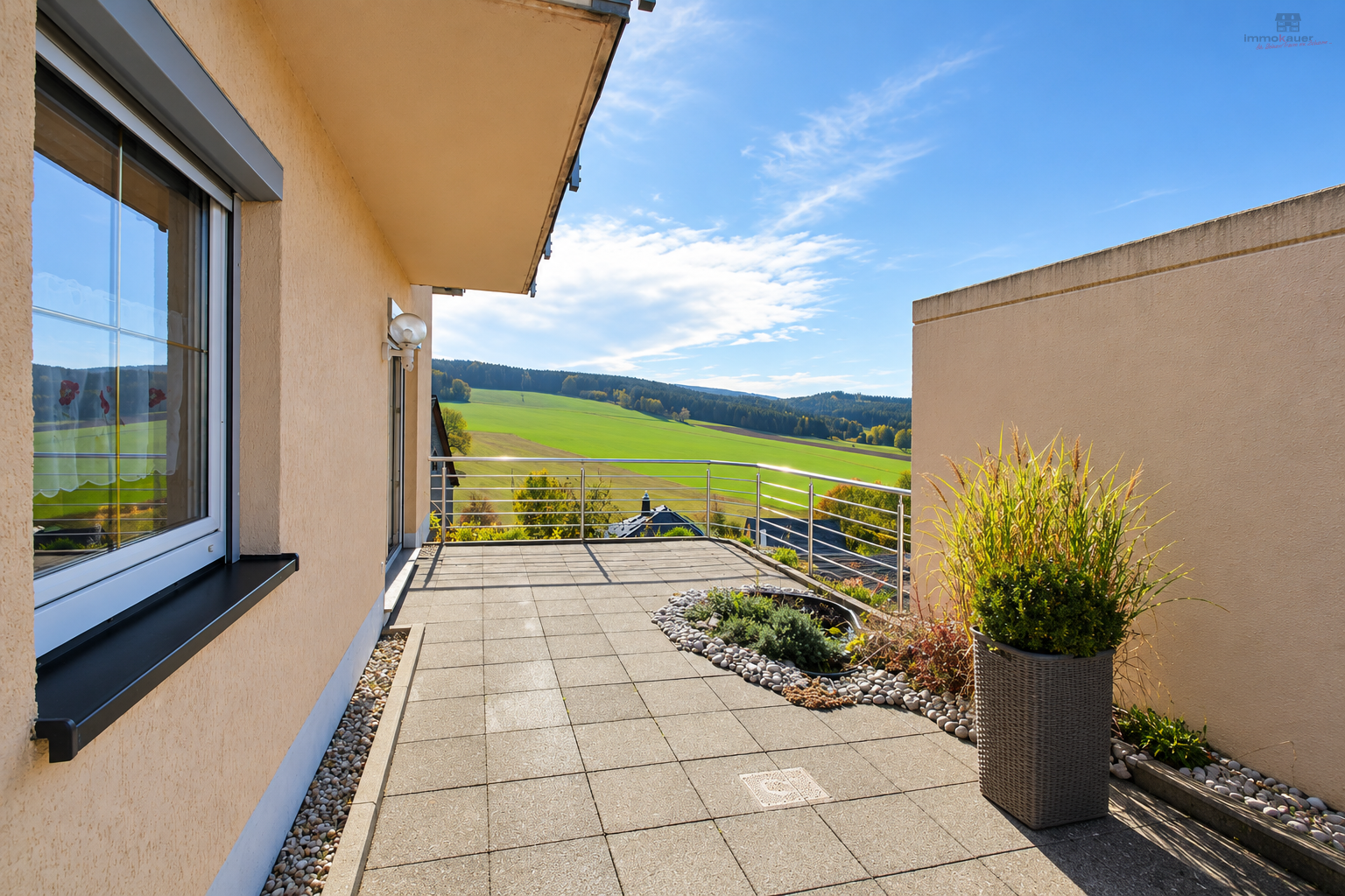Moderne Terrasse mit Panoramablick